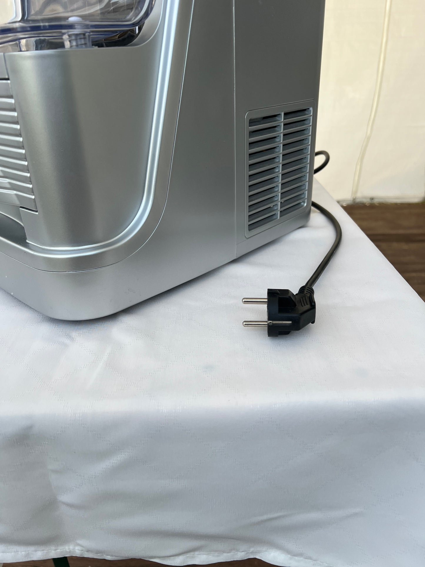 Eiswürfelmaschine 150W 24Stk/21min, bzw. 15kg/24h MIETEN Eiswürfelbereiter