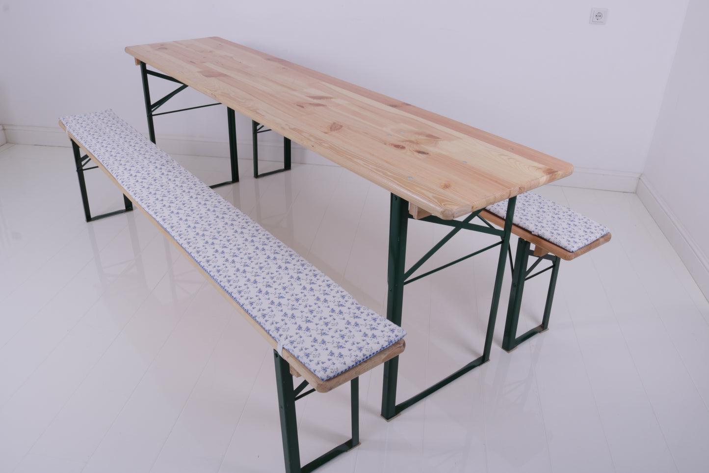 Bierzeltgarnitur (2 Bänke, 1 Tisch 50cm breit) MIETEN Festzeltgarnitur Anlieferung möglich Hussen