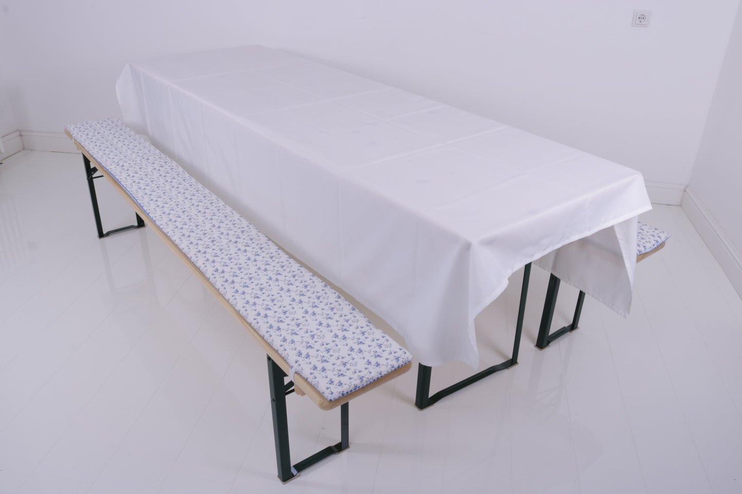 Extra breite Bierzeltgarnitur Set (2 Bänke, 1 Tisch 70cm breit) MIETEN Festzeltgarnitur Anlieferung möglich Hussen