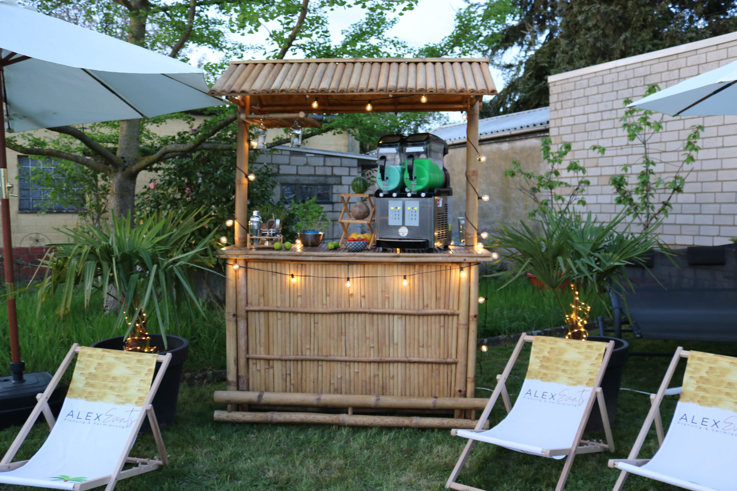 Bild von Große Cocktailbar / Theke aus Bambus mit Dach MIETEN