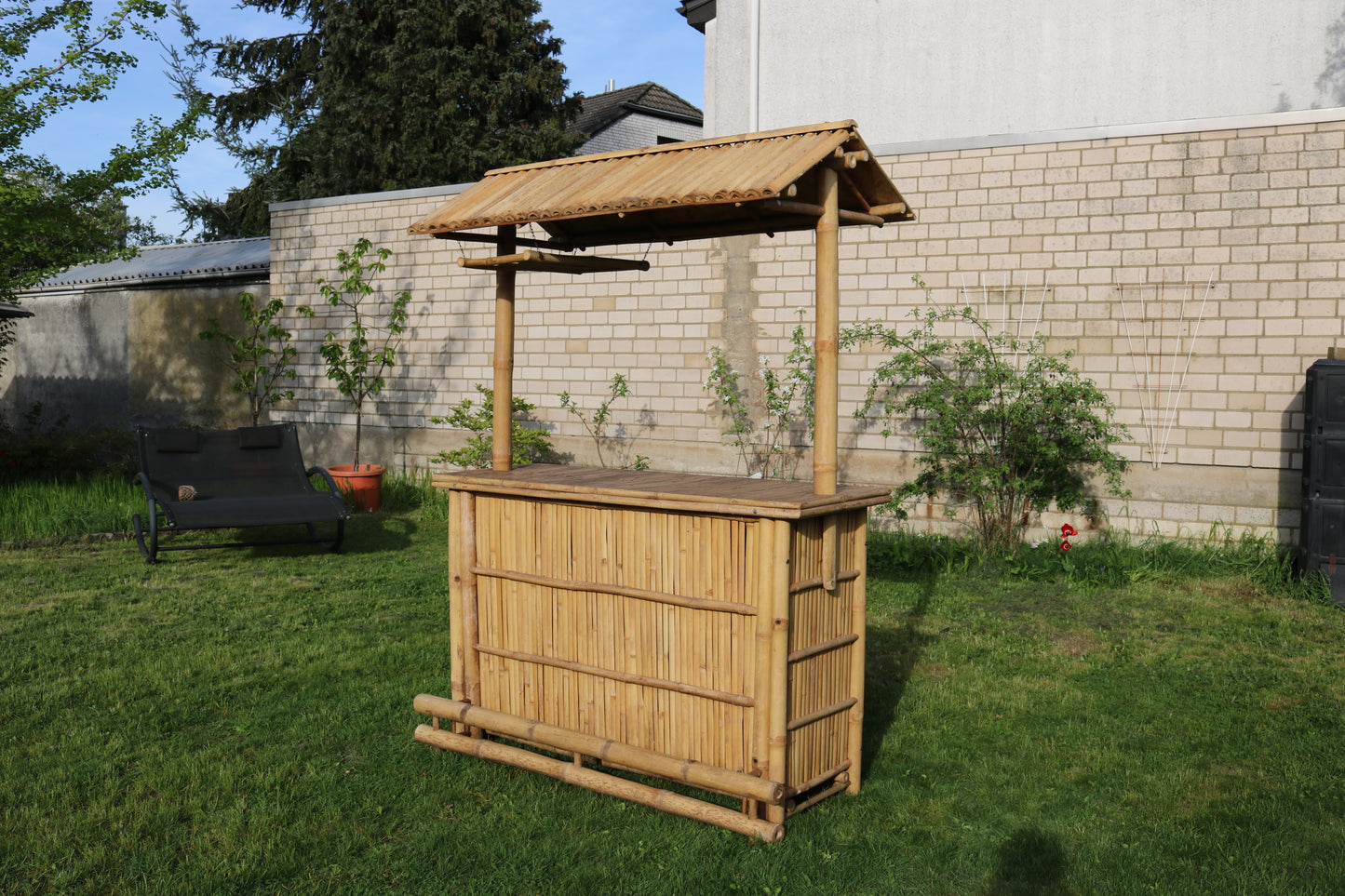 Große Cocktailbar / Theke aus Bambus mit Dach MIETEN