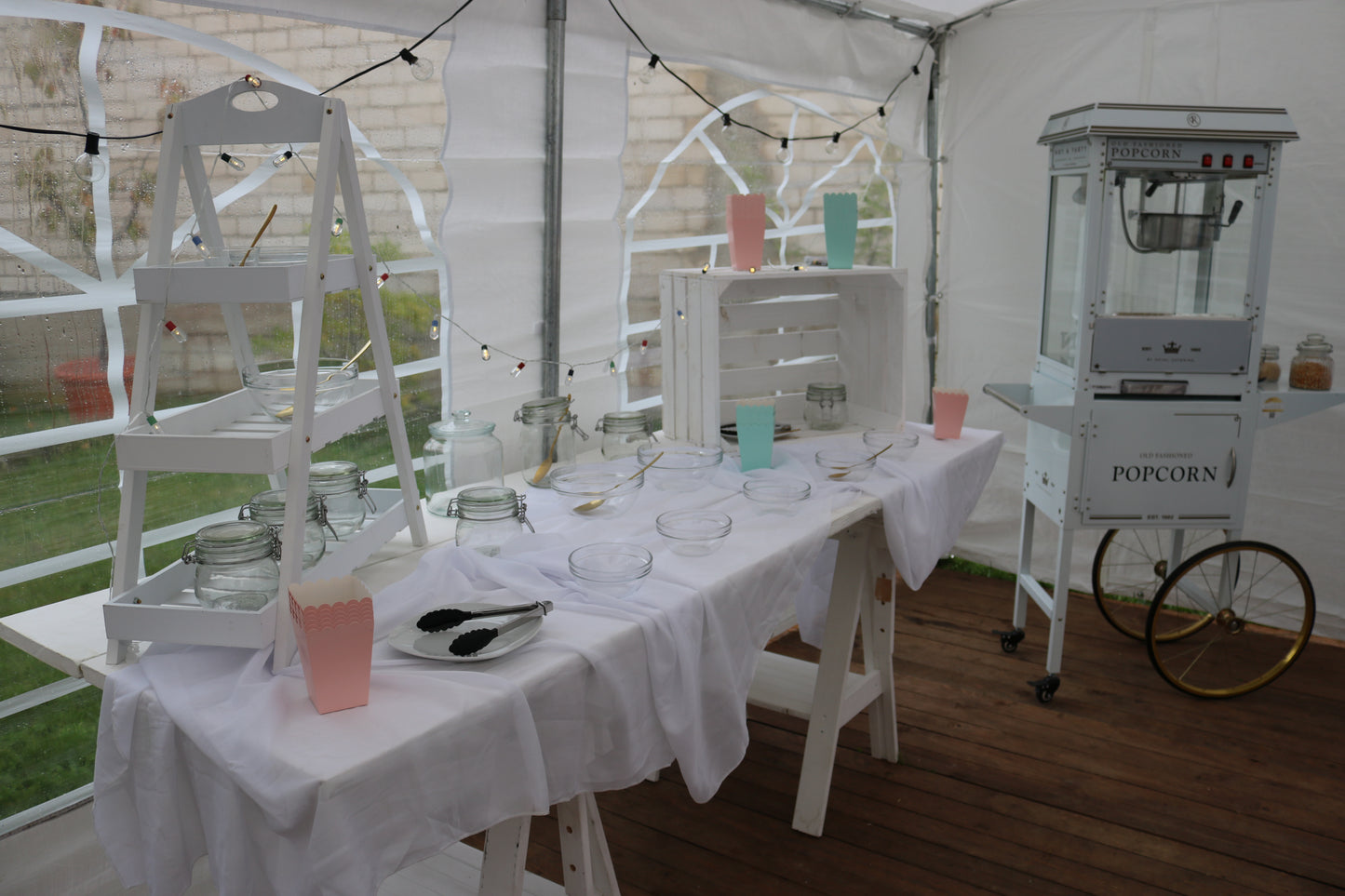 Candybar (inkl Tisch, Leiter-Regal, Zangen, Gläser) unbestückt MIETEN