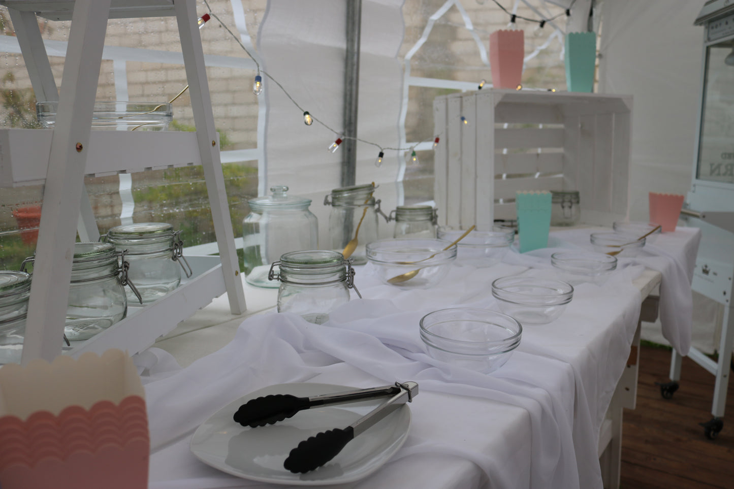 Candybar (inkl Tisch, Leiter-Regal, Zangen, Gläser) unbestückt MIETEN