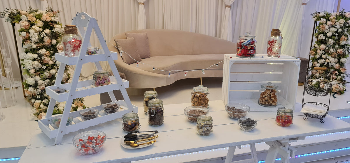 Candybar (inkl Tisch, Leiter-Regal, Zangen, Gläser) unbestückt MIETEN