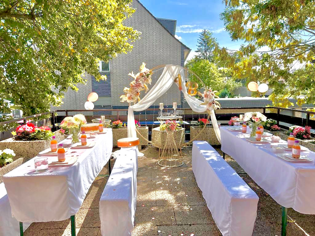 Bild von Bierzeltgarnitur (2 Bänke, 1 Tisch 50cm breit) MIETEN Festzeltgarnitur Anlieferung möglich Hussen