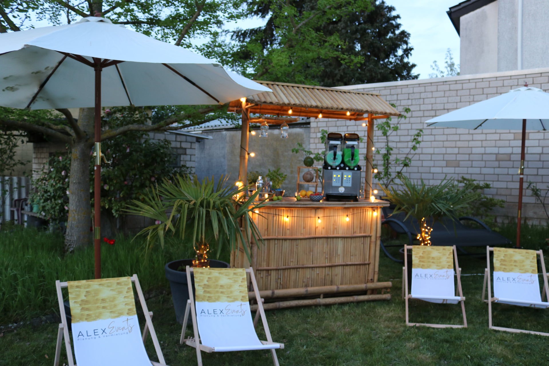Große Cocktailbar / Theke aus Bambus mit Dach MIETEN – Alex Events