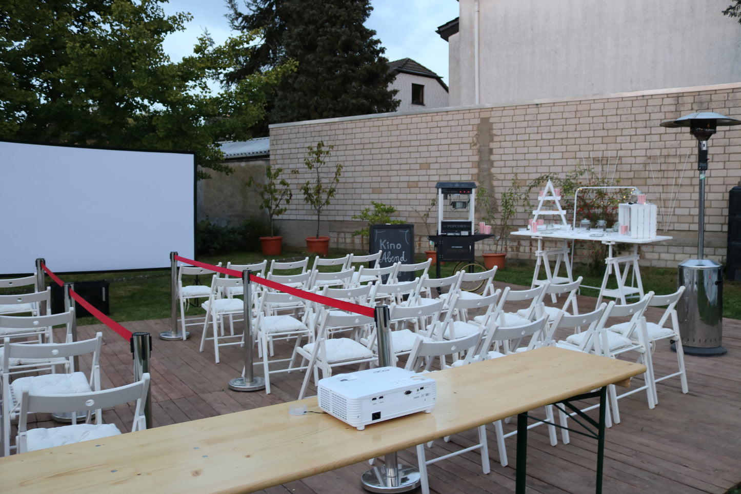 Bild von Heimkino Beamer 4K UHD 240 Hz MIETEN 