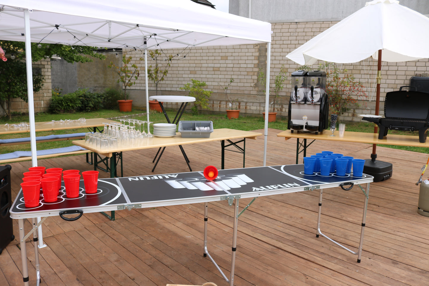 Bild von Mehrweg Bierpong Set rote & blaue Becher + Bälle MIETEN 