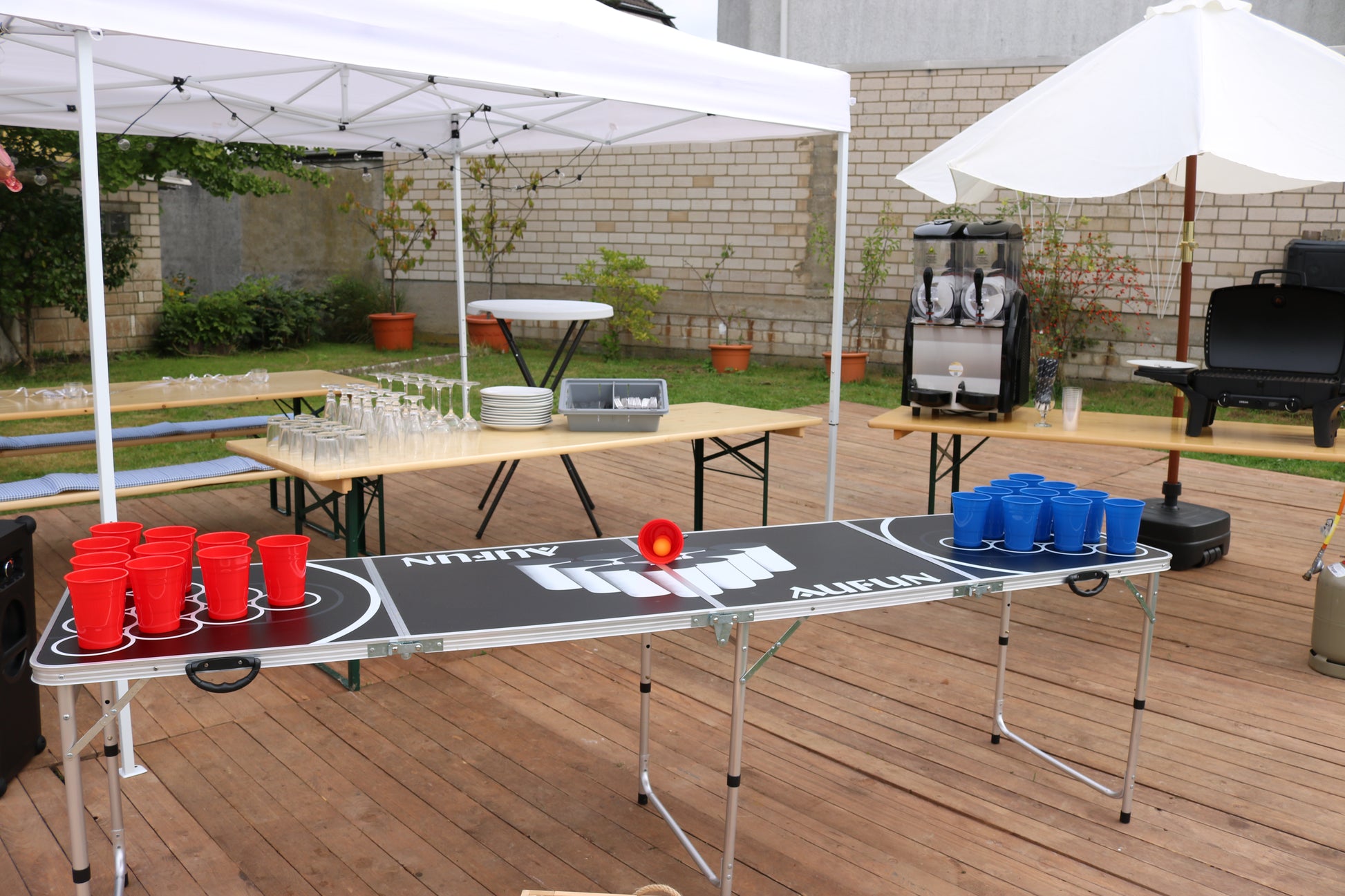 Bild von Mehrweg Bierpong Set rote & blaue Becher + Bälle MIETEN 